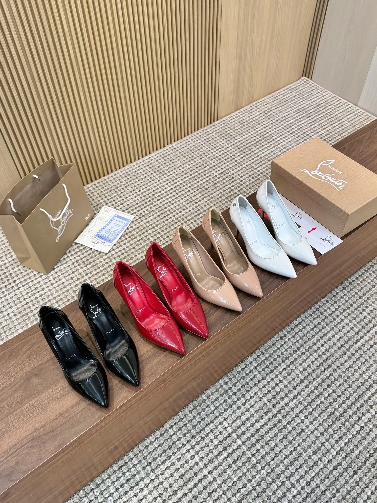 👟👟Ex-factory price 480👟👟 Genuine leather sole +40 Year-round shipment💝Christian Louboutin CL👠 "Patent Leather Hemming Craft Series" Noble and luxurious, real blingbling👟👟 Real materials, all customized by the pattern maker, and the materials are made of original customized materials to achieve the taste of the original 5 color options💍Upper: Imported👉cow patent leather💪 Lining: Sheepskin foot pad/lining Size: 34-40.41.42 Heel height: two options: 10.5cm and 8.5cm